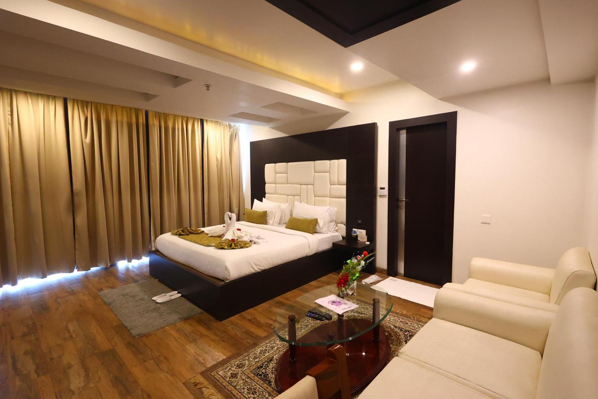 Hotel Vaibhav Bhāgalpur Kültér fotó